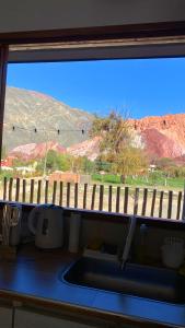 fregadero con vistas a la montaña en El cielo en Purmamarca, en Purmamarca