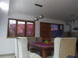 comedor con mesa y sillas en El cielo en Purmamarca, en Purmamarca