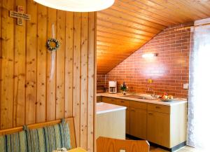 - une cuisine avec un mur en bois et un évier dans l'établissement Ferienhaus Endl, à Freyung