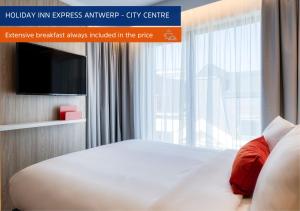 Televisyen dan/atau pusat hiburan di Holiday Inn Express Antwerp - City Centre, an IHG Hotel