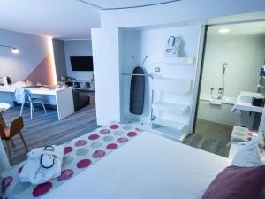 Un pat sau paturi într-o cameră la Novotel Suites Luxembourg