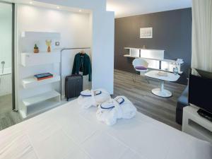 Un pat sau paturi într-o cameră la Novotel Suites Luxembourg