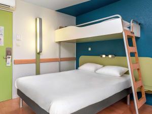 Tempat tidur dalam kamar di ibis Budget Mâcon Sud