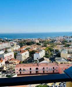 z góry widok na miasto z budynkami i ocean w obiekcie Studio with sea view in Cascais w mieście Cascais