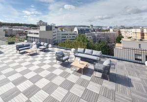 patio con divani e sedie sul tetto di FINESTATE Coliving Mairie d'Issy a Issy-les-Moulineaux