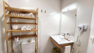 A bathroom at Eco Hotel Toledo