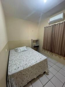 een kleine slaapkamer met een bed en airconditioning bij Hotel Horizonte in Teresina