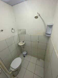 een witte badkamer met een toilet en een wastafel bij Hotel Horizonte in Teresina