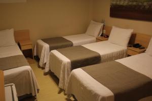 เตียงในห้องที่ Hotel Galícia