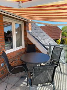 En balkon eller terrasse på NEU Ferienwohnung Victorbur