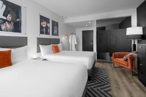 Cama ou camas em um quarto em The ENGLiSH Hotel, Las Vegas, a Tribute Portfolio Hotel