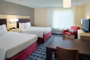 TownePlace Suites by Marriott Fayetteville N / Springdale في جونسون: غرفة فندقية بسريرين وتلفزيون