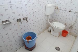 uma casa de banho com um WC e um balde em Hotel laxminarayan em Shirdi