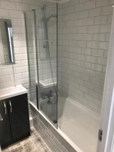 La salle de bains est pourvue d'une douche, d'une baignoire et d'un lavabo. dans l'établissement Camden Terrace, à Londres