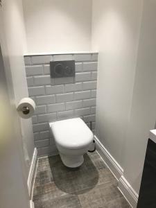 La salle de bains est pourvue de toilettes blanches. dans l'établissement Camden Terrace, à Londres