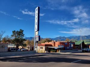 una señal para un motel al lado de una calle en True North Motel, en Colorado Springs