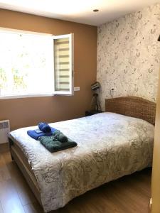 Una cama o camas en una habitación de Jolie villa à Grasse quartier Saint Antoine