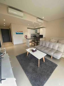 希法Lovely studio apartment inside Jebel Sifah resort的客厅配有沙发和桌子