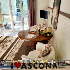 TV/trung tâm giải trí tại Traumhaftes Appartment in Ascona nur 200m vom Lago Maggiore entfernt