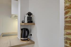 - une cafetière sur une étagère dans la chambre dans l'établissement Cujas, à Toulouse