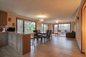 uma cozinha e sala de jantar com mesa e cadeiras em mirabosque new aparments 4 em Osorno