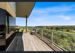 eine Holzterrasse mit Bänken und Meerblick in der Unterkunft Freestanding house with ocean view in Port Campbell