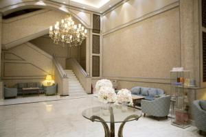 una hall con tavolo, sedie e lampadario pendente di Carlton Tower Hotel a Dubai