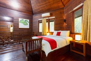 A bed or beds in a room at RedDoorz Resort @ Taman Wisata Mangrove