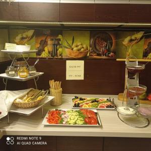 un buffet avec différents types de nourriture à l'exposition dans l'établissement Hotel Cis, à Świnoujście