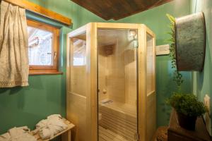 Kamar mandi di Rock Dandy Deluxe Chalet in Arachova - Delphi, Sauna, Prv Parking, Amazing View