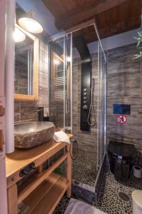 Kamar mandi di Rock Dandy Deluxe Chalet in Arachova - Delphi, Sauna, Prv Parking, Amazing View