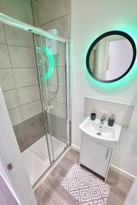 bagno con doccia, lavandino e specchio di Luxury 2 Bedroom Apartment Southsea - Free Parking a Portsmouth