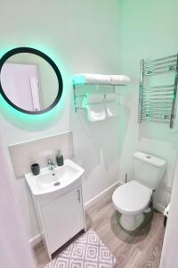 bagno con servizi igienici bianchi e specchio di Luxury 2 Bedroom Apartment Southsea - Free Parking a Portsmouth