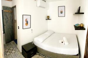 A bed or beds in a room at Pachamama Hostel Cartagena