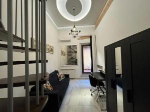 un soggiorno con divano e tavolo di Venus Two-Floored Stylish Apartment in the City Center a Firenze