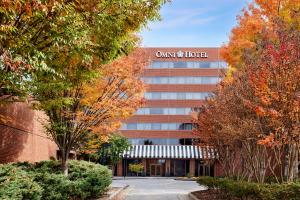 un edificio con un cartello sopra di Omni Charlottesville Hotel a Charlottesville