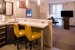 una cucina con sedie gialle e un lavandino in camera di Residence Inn by Marriott Seattle University District a Seattle