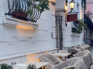 un café avec des tables et des chaises dans une rue dans l'établissement Villa Skadarlija, à Belgrade