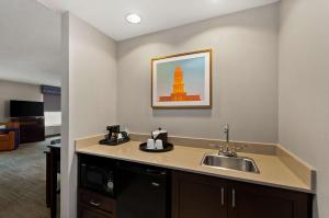 uma cozinha com um lavatório num quarto em Hampton Inn & Suites Fort Belvoir Alexandria South em Alexandria