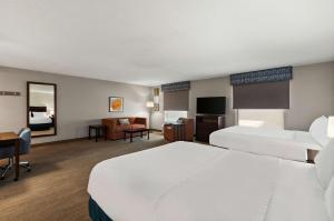 um quarto de hotel com duas camas e uma televisão em Hampton Inn & Suites Fort Belvoir Alexandria South em Alexandria