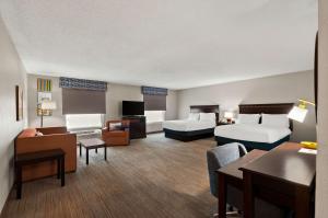 um quarto de hotel com duas camas e uma sala de estar em Hampton Inn & Suites Fort Belvoir Alexandria South em Alexandria