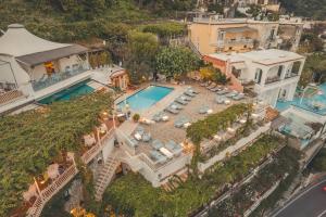 uma vista aérea de uma casa com piscina em Hotel Poseidon em Positano