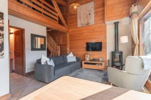 Et tv og/eller underholdning på Beautiful 2 bed Chalet Morzine