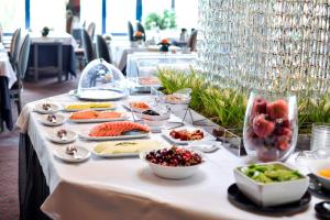 una mesa buffet con comida en un mantel blanco en Hotel Solverde Spa and Wellness Center, en Vila Nova de Gaia