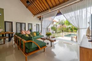 Ruang duduk di CASTELU 3BR peacefully villa near Mertanadi