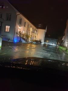 un parking vide la nuit avec un bâtiment dans l'établissement Business Apartment Turgi, à Turgi