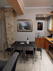 a kitchen and dining room with a table and chairs at Dellmar Apartment in Perea