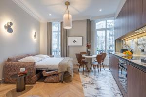 A bed or beds in a room at Yuna Saint-Germain-des-Prés - Serviced Apartments