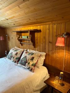 Кровать или кровати в номере Chalet atypique Colorado Crans-Montana