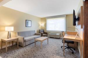 uma sala de estar com um sofá e uma secretária em Best Western Glenview - Chicagoland Inn and Suites em Glenview